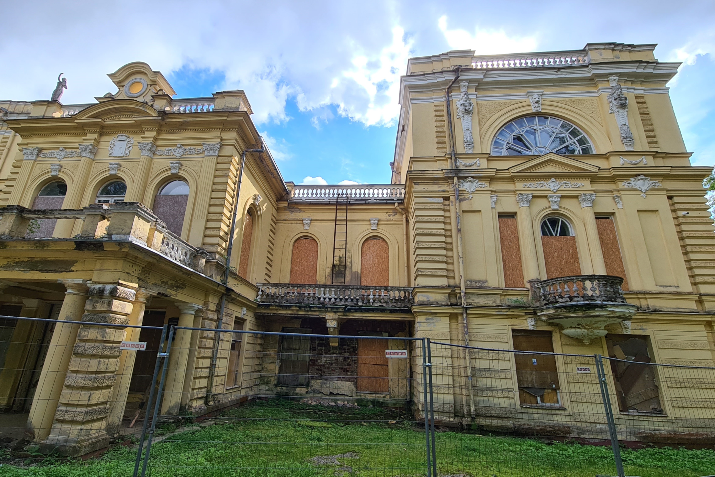 Vienas aktualiausių klausimų rajone – valstybės saugomų Apytalaukio dvaro sodybos rūmų tvarkybos darbai ir jų finansavimo galimybės. KPD (Jūratės Mičiulienės) nuotrauka