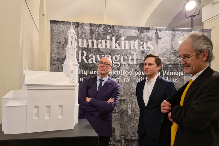 arodoje eksponuojamas parodos kuratoriaus, Merkinės krašto muziejaus direktoriaus dr. Žygimanto Buržinsko (centre) pagamintas buvusios unitų parapinės Šv. Mikalojaus cerkvės XVIII a. maketas (1:50). KPD (Jūratės Mičiulienės) nuotrauka
