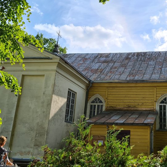 Neseniai atlikti Šventybrasčio bažnyčios priežiūros darbai. Šioje bažnyčioje  pakrikštytas rašytojas, poetas, 1980 m. Nobelio literatūros premijos laureatas Česlovas Milošas (1911–2004). Kapinėse, esančiose greta bažnyčios, palaidoti jo proseneliai Simona