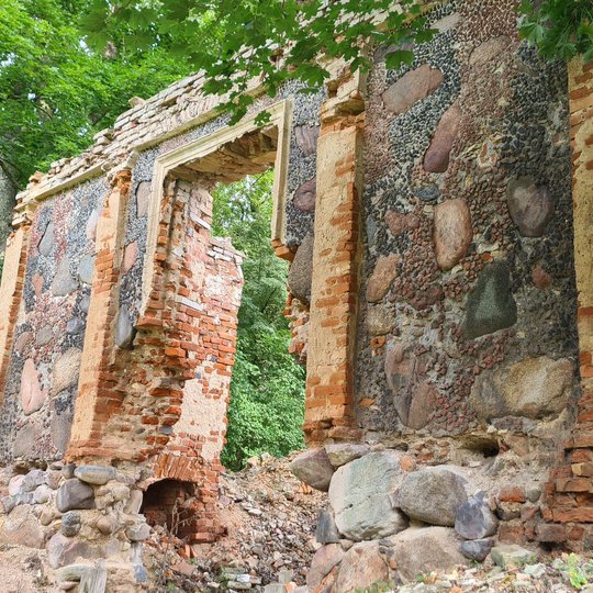 Maždaug 7,5X7,5 m kvadrato plano pastatas stovėjo atokiau nuo paties dvaro. Jūratės Mičiulienės nuotrauka