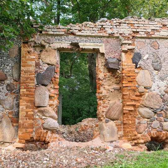 Apie 70 cm storio sienos mūrytos iš plytų ir akmenų, dekoruotos į tinką įspraustais įvairiaspalviais skaldytais akmenukais.  Jūratės Mičiulienės nuotrauka