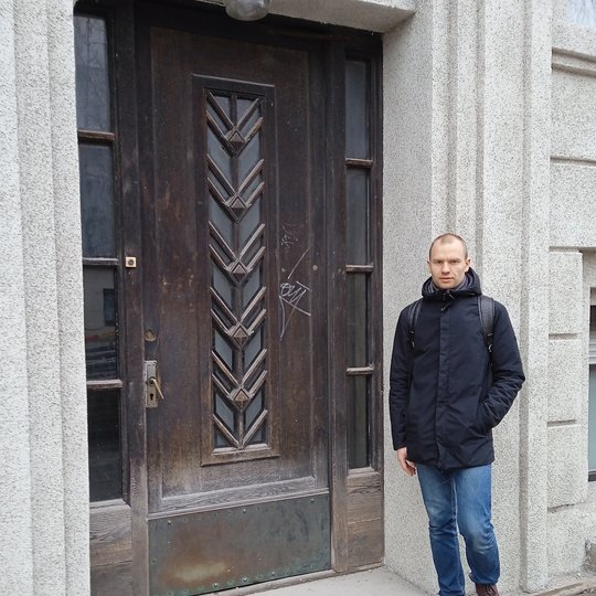 Paulius Lazauskas prie pastato Kaune, E. Ožeškienės g. 33. (namas įrašytas į Kultūros vertybių registrą). Gimtojo miesto tarpukario architektūrą tyrinėja jau apie penkerius metus. Asmeninio albumo nuotrauka