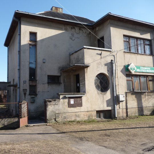 Žavus mūriukas Žaliakalnyje, Raseinių 26 (buvęs 24) daug autentikos išlaikęs ir išorėje, ir viduje (objekto ID inventoriiuje – 1458). Pastatas statytas 1938 m. Namo užsakovas ir savininkas – vaistininkas, farmacininkas Adomas Mačius (1882–1957). Tai buvo