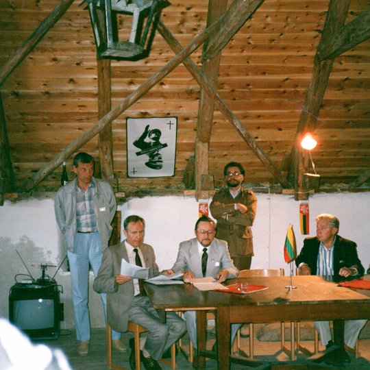 Iš kairės:  Justas Vincas Paleckis, Kazimieras Motieka, Vytautas Landsbergis, Romualdas Misiūnas, kazys Bobelis, Antanas Buračas.  Lietuvos valstybės naujojo archyvo nuotrauka