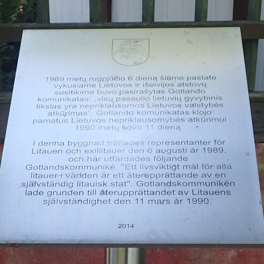 Gotlando komunikatui skirta atminimo lenta prie dvaro buvo atidengta 2015 m. Vėliau lenta perkelta prie įvažiavimo į dvarą vartų, 2019 m. Vytenio Almonaičio nuotrauka