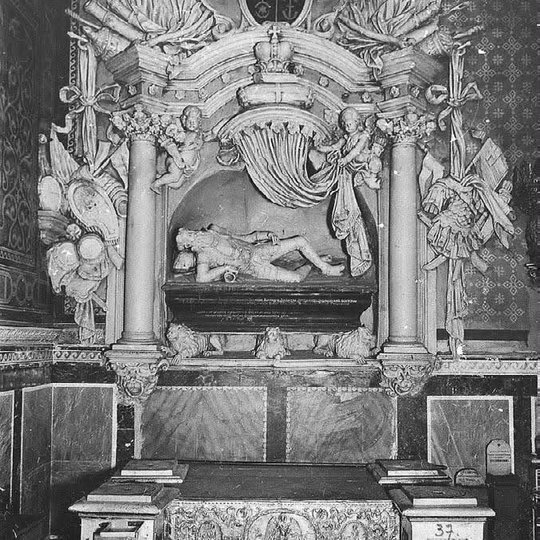 Taip paminklas K. Ostrogiškiui atrodė 1939 m. Restauruojanr carinės Rusijos valdžia iškraipė paminklą, todėl, pasak skulptoriaus O. Sidoruko,  dabar jį atkuriant naujai išlaikytas tik pagrindinis principas.