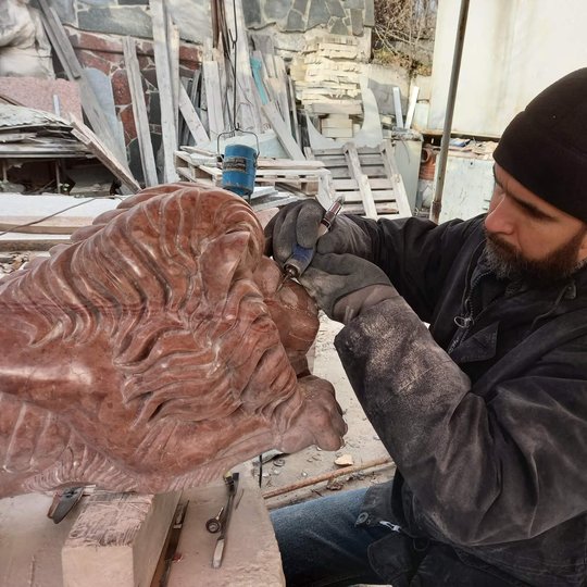 Liūtų skulptūras paminklui iš raudonojo marmuro kuria skulptoriius Borisas Krylovas. O. Sidoruko nuotrauka