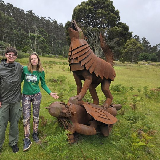 Aistė ir Augustinas Žemaičiai prie geležinio vilko Tasmanijoje, Australijoje